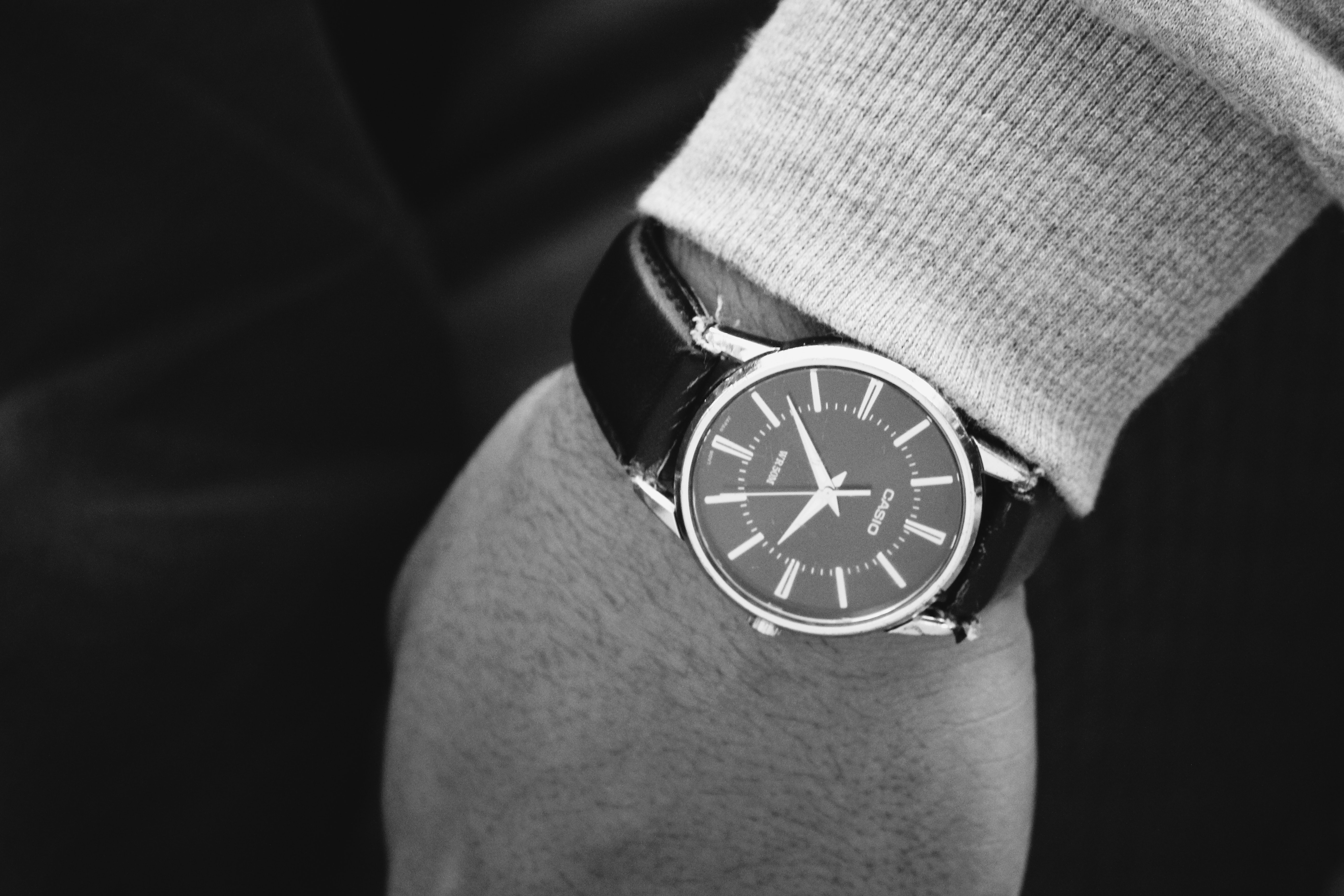 Jam tangan pria modern untuk tampil ke pesta
