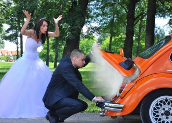 Foto prewedding dengan tema mobil macet di perjalanan.