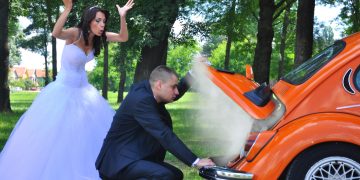 Foto prewedding dengan tema mobil macet di perjalanan.