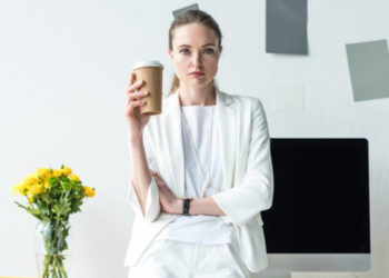 Fashion Items Terbaik untuk Tampil Minimalis Saat Bekerja di Kantor