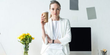 Fashion Items Terbaik untuk Tampil Minimalis Saat Bekerja di Kantor