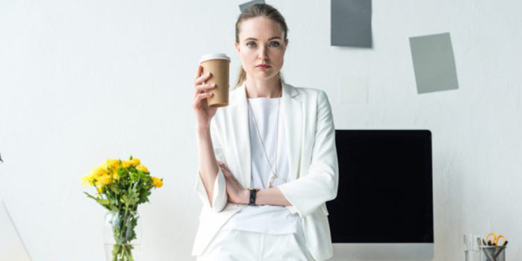 Fashion Items Terbaik untuk Tampil Minimalis Saat Bekerja di Kantor