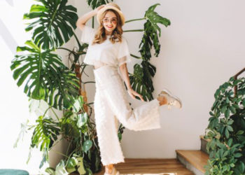 Mix & Match Outfit Celana Warna Putih untuk Berbagai Acara