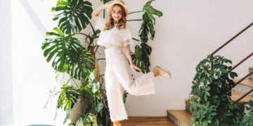 Mix & Match Outfit Celana Warna Putih untuk Berbagai Acara