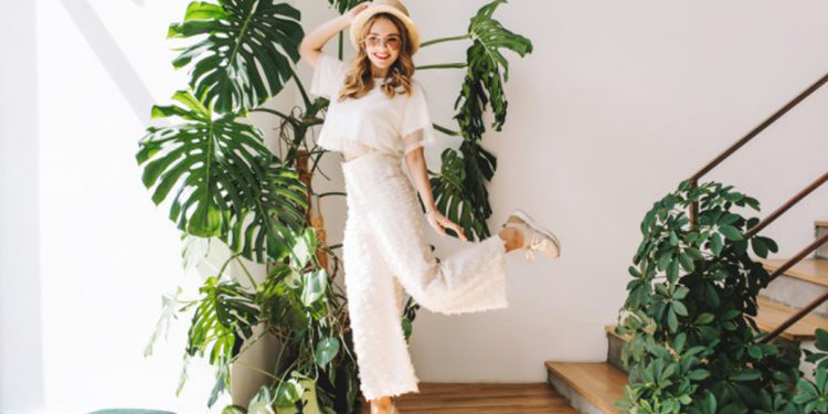 Mix & Match Outfit Celana Warna Putih untuk Berbagai Acara