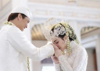 Syahrini Ungkapkan Kebanggannya Pakai Siger di Pernikahan