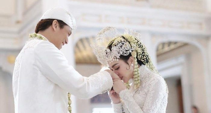 Syahrini Ungkapkan Kebanggannya Pakai Siger di Pernikahan