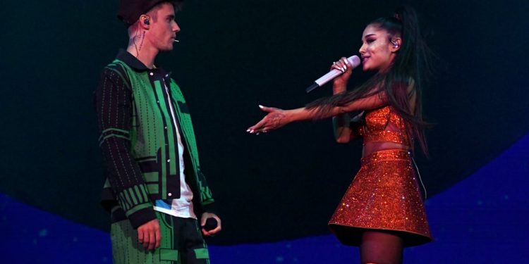 Tak disangka ! Justin Bieber membuat penampilan kejutan selama Ariana Grande manggung di Coachella