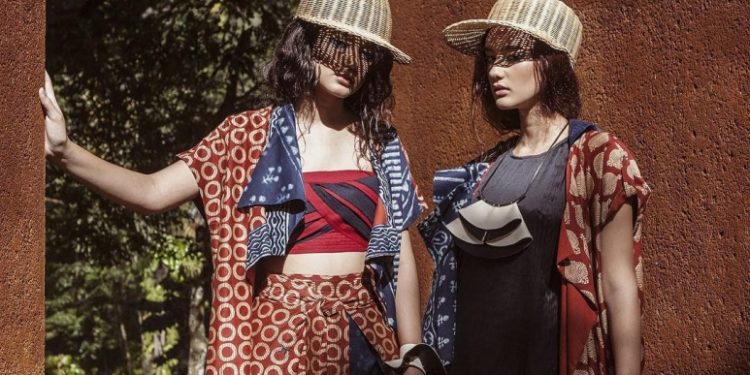 10 Inspirasi Model Baju Batik Kombinasi Terbaru yang Bisa Kamu Contek