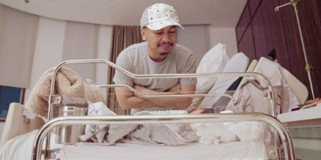 Raditya Dika dan Anissa Aziza Memberi Nama Unik pada Anak Pertamanya