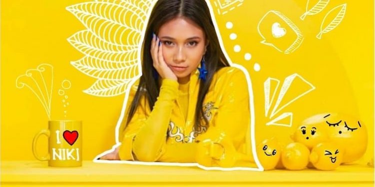 Dengerin yuk! Lagu Terbaru Penyanyi R&b “Niki” dengan judul “Lowkey”