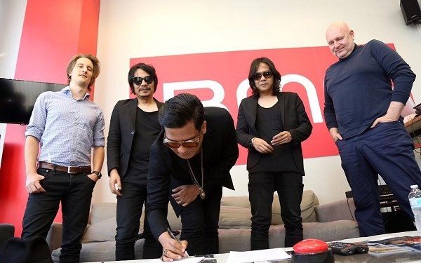 Torehkan Sejarah! Band Speaker First resmi dikontrak BMG International