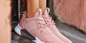 7 Sepatu Sneakers Wanita Terbaik yang Membuatmu Tampil Keren