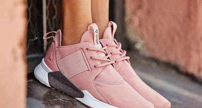 7 Sepatu Sneakers Wanita Terbaik yang Membuatmu Tampil Keren