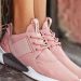 7 Sepatu Sneakers Wanita Terbaik yang Membuatmu Tampil Keren