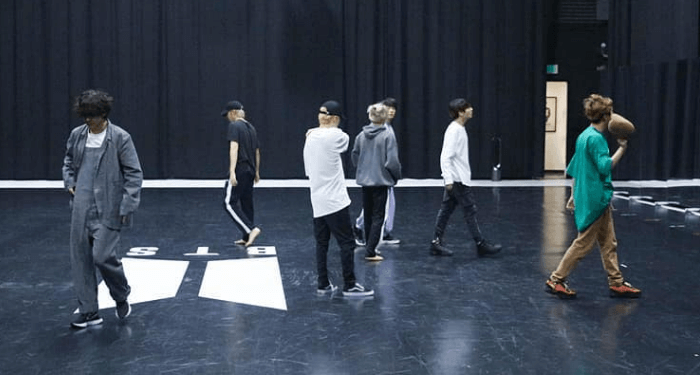 Gambar BTS Latihan Koreo untuk Black Swan