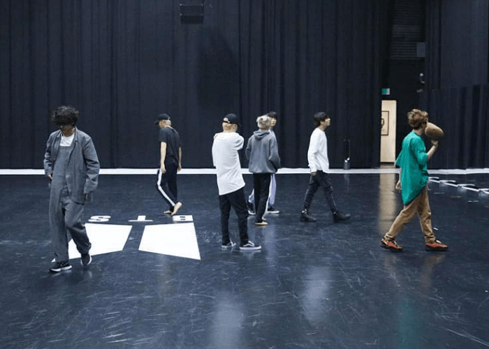 Gambar BTS Latihan Koreo untuk Black Swan