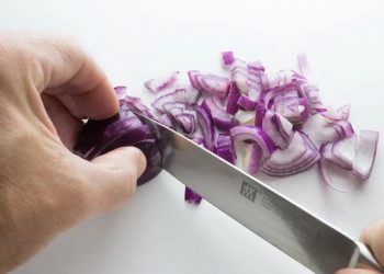 Penyebab munculnya bau mulut (halitosis) - Konsumsi makanan dan minuman tertentu