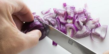 Penyebab munculnya bau mulut (halitosis) - Konsumsi makanan dan minuman tertentu