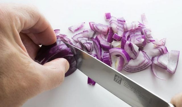 Penyebab munculnya bau mulut (halitosis) - Konsumsi makanan dan minuman tertentu