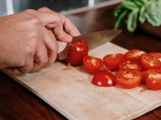 Cara menghilangkan jerawat pasir dengan tomat