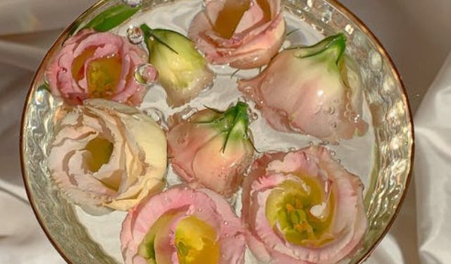 Khasiat air mawar untuk kecantikan wajah