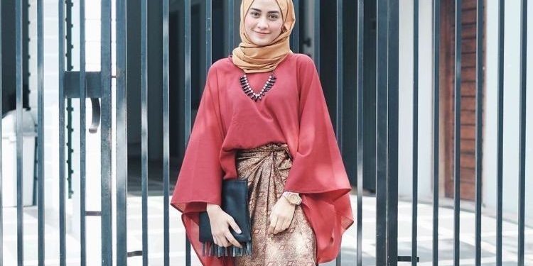 Rekomendasi Model Atasan Wanita Untuk Rok Lilit