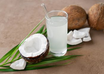 6 Manfaat Air Kelapa untuk Kesehatan